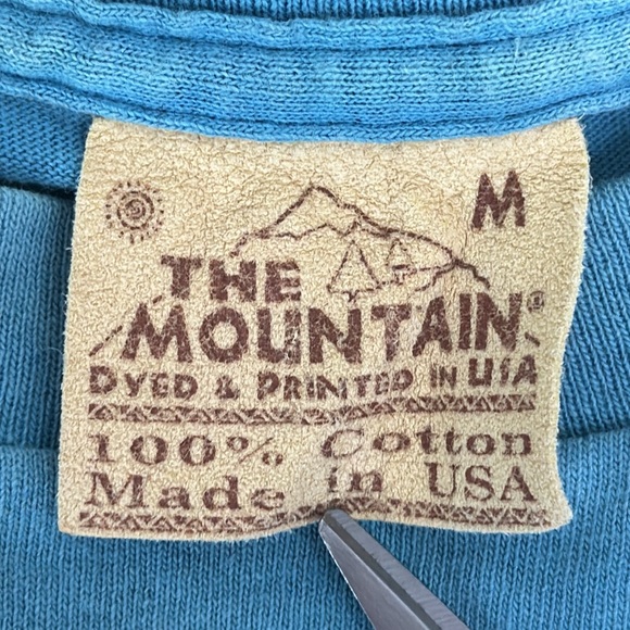 Vtg The Mountain Blue Tie Dye T Shirt Indigenous Woman Wolfs S Dakota MEDIUM USA - Picture 6 of 12